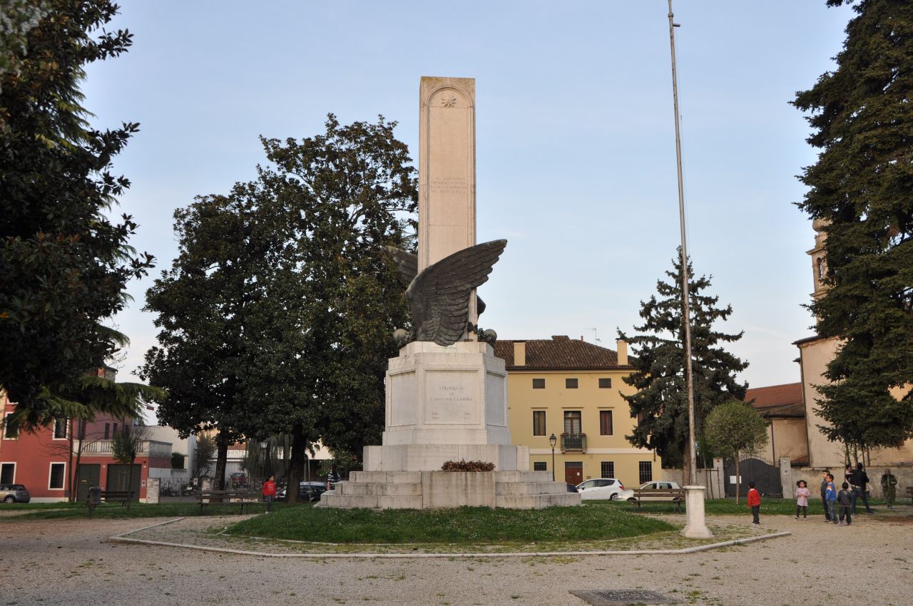 allegoria della Vittoria (monumento ai caduti - ad obelisco, opera isolata) di Cavazzoni Augusto, Nordio Giulio, Impresa Bistrattin, Tortima Francesco (primo quarto sec. XX, sec. XX)