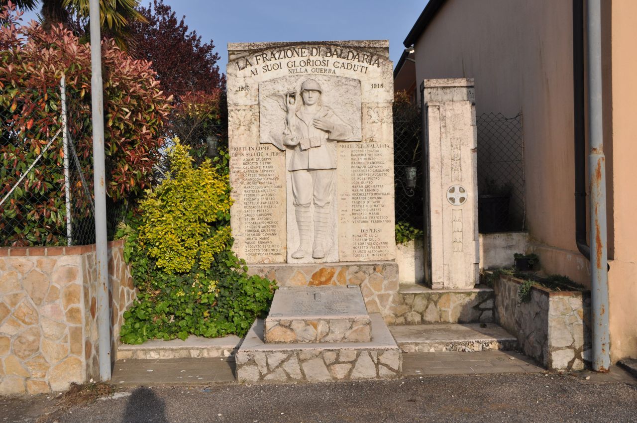 figura di soldato con allegoria della Vittoria (monumento ai caduti - a stele, opera isolata) di Recchia Ferruccio (prima metà sec. XX, sec. XX)