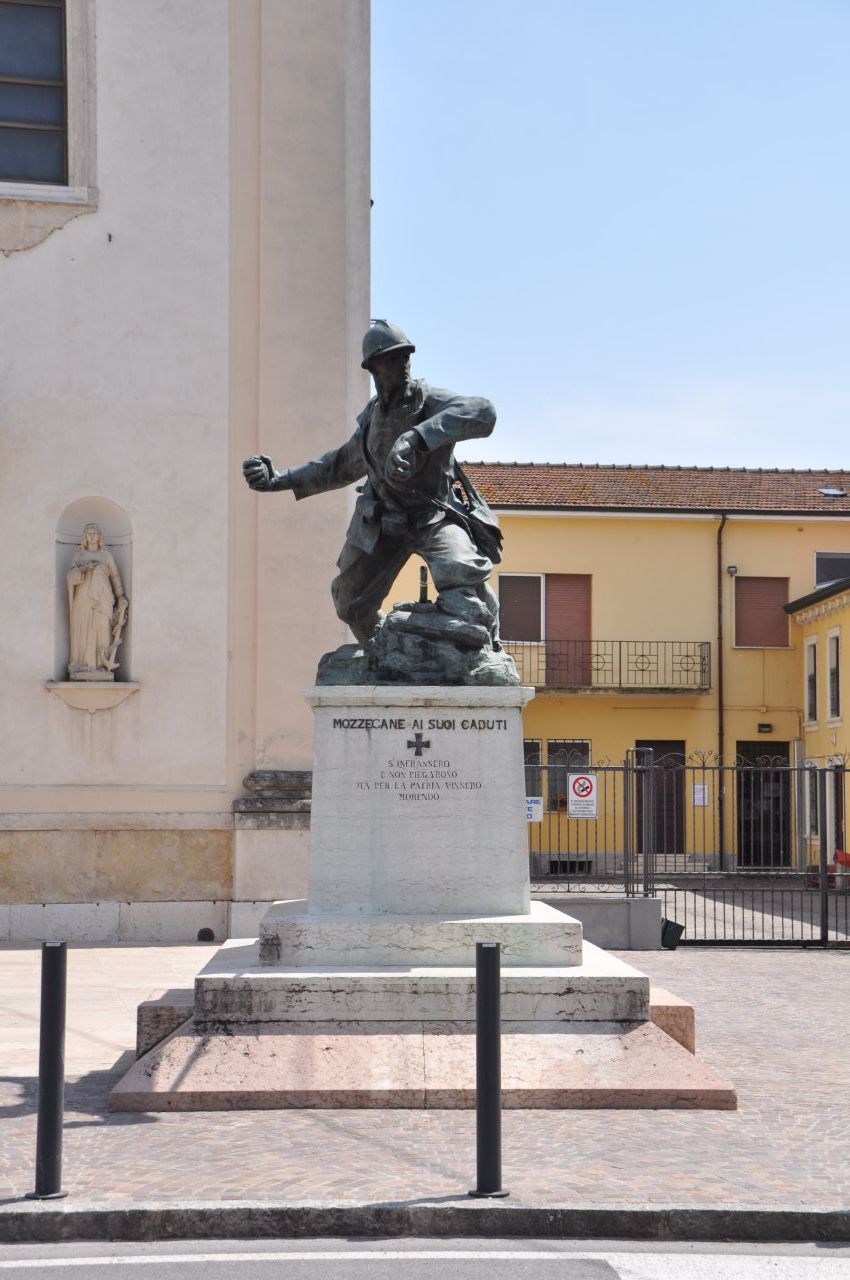 figura di soldato in combattimento (monumento ai caduti - a cippo, opera isolata) di Giacopini Giovanni, Fonderia artistica M. Piazza - ambito italiano (prima metà sec. XX, sec. XX)