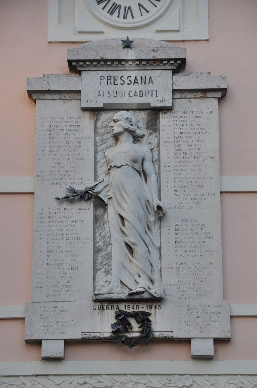 allegoria della Vittoria (lapide commemorativa ai caduti, opera isolata) di Recchia Ferruccio (primo quarto sec. XX, sec. XX)