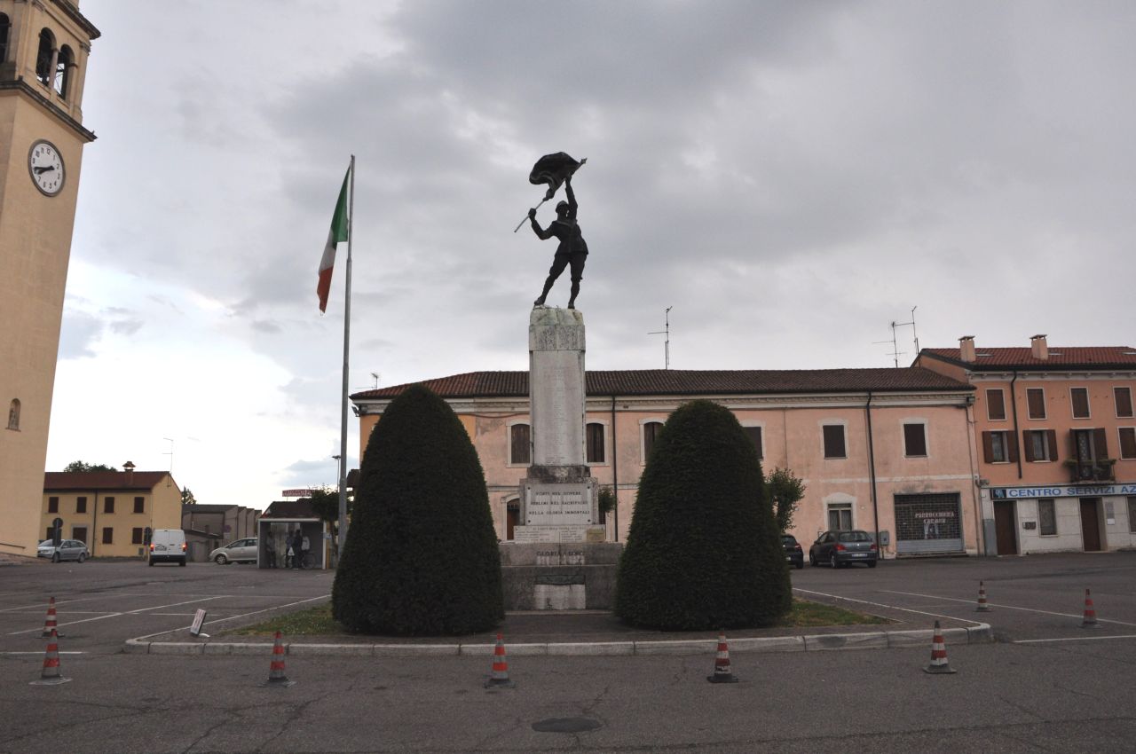 figura di soldato che porta la bandiera (monumento ai caduti - a cippo, opera isolata) di Prati Eugenio, Zago Egisto (primo quarto sec. XX, sec. XX)