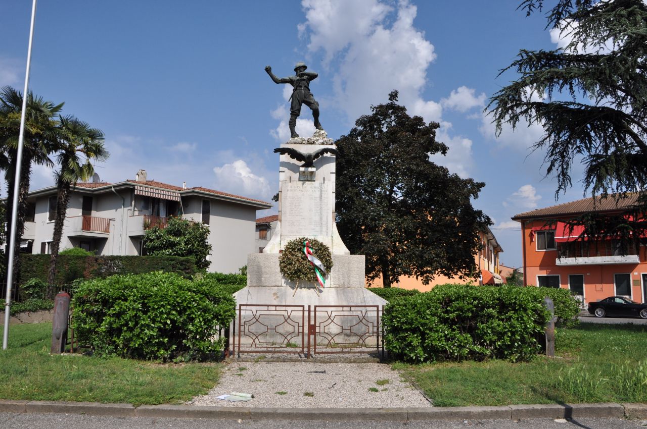 figura di soldato in combattimento, allegoria della Vittoria come aquila (monumento ai caduti - a cippo, opera isolata) di Salazzari Mario (secondo quarto sec. XX, sec. XX)