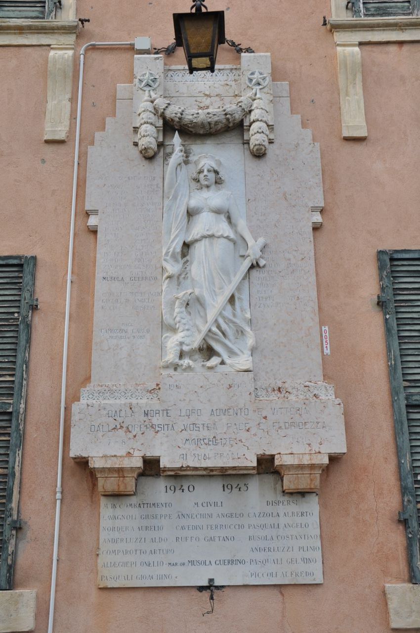 Allegoria della Patria vittoriosa (lapide commemorativa ai caduti, opera isolata) di Perini Aurelio (sec. XX)