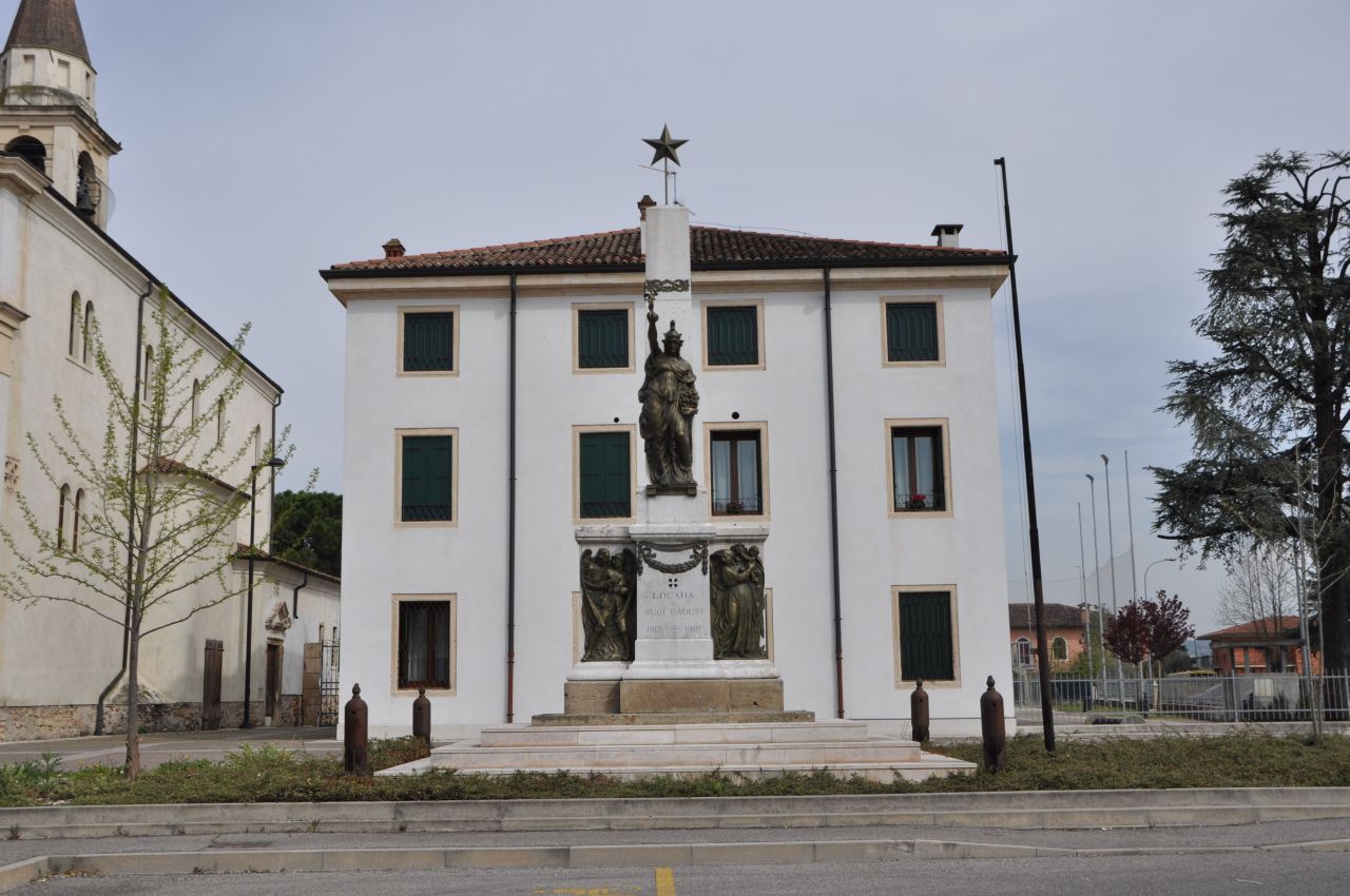 Allegoria della Vittoria come donna vestita all’antica, Allegoria della morte del soldato, Figura di madre con il figlio in braccio (monumento ai caduti - ad obelisco, opera isolata) di Biasin, Conterno A (prima metà sec. XX, sec. XX)