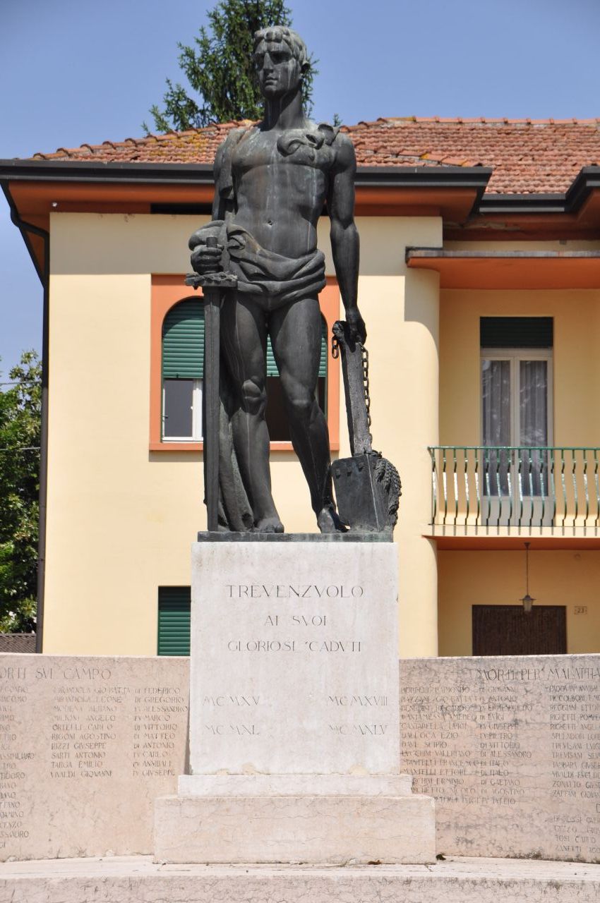 Allegoria del soldato come eroe antico nella battaglia e nel lavoro (monumento ai caduti - ad emiciclo, opera isolata) di Girelli Francesco (secondo quarto sec. XX, sec. XX)