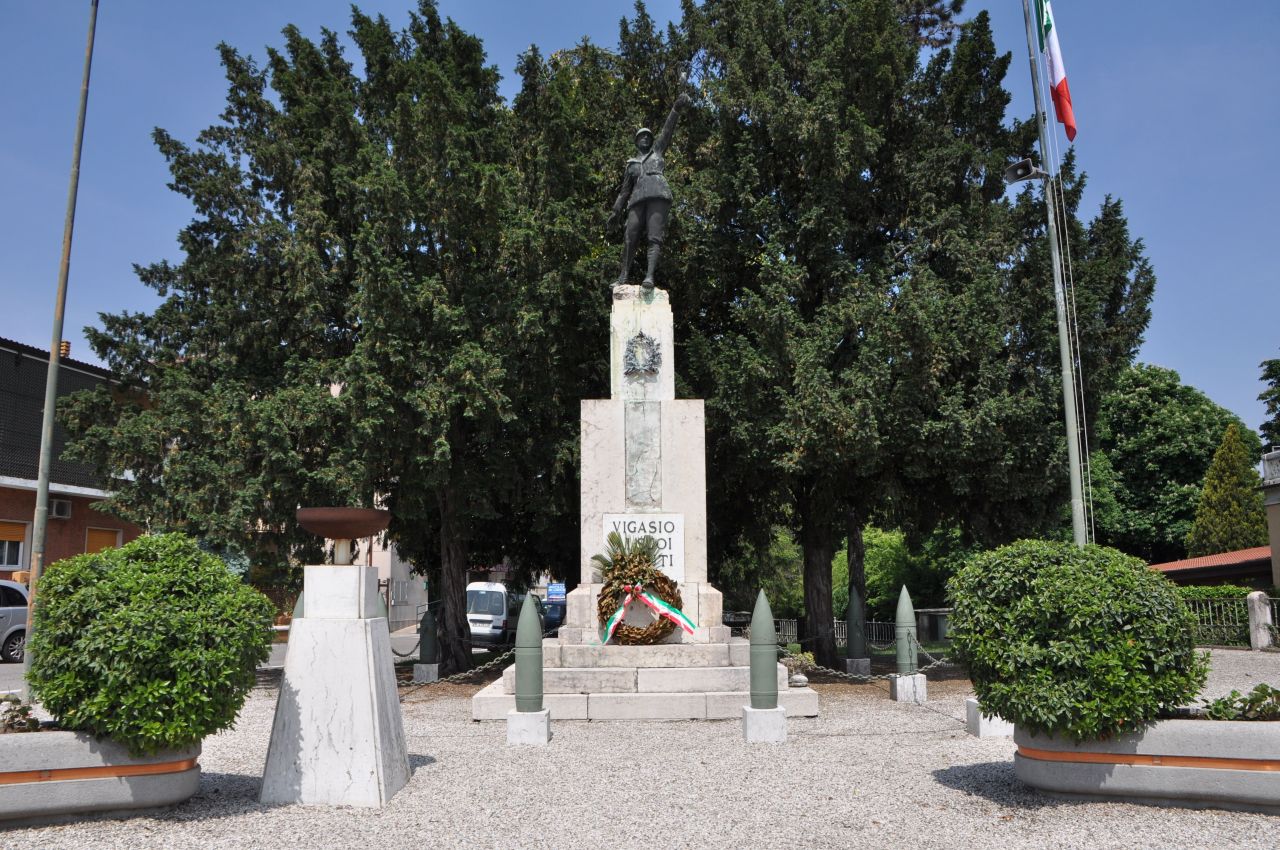 figura di soldato con allegoria della Vittoria (monumento ai caduti - a cippo, opera isolata) di Zago Egisto (secondo quarto sec. XX)