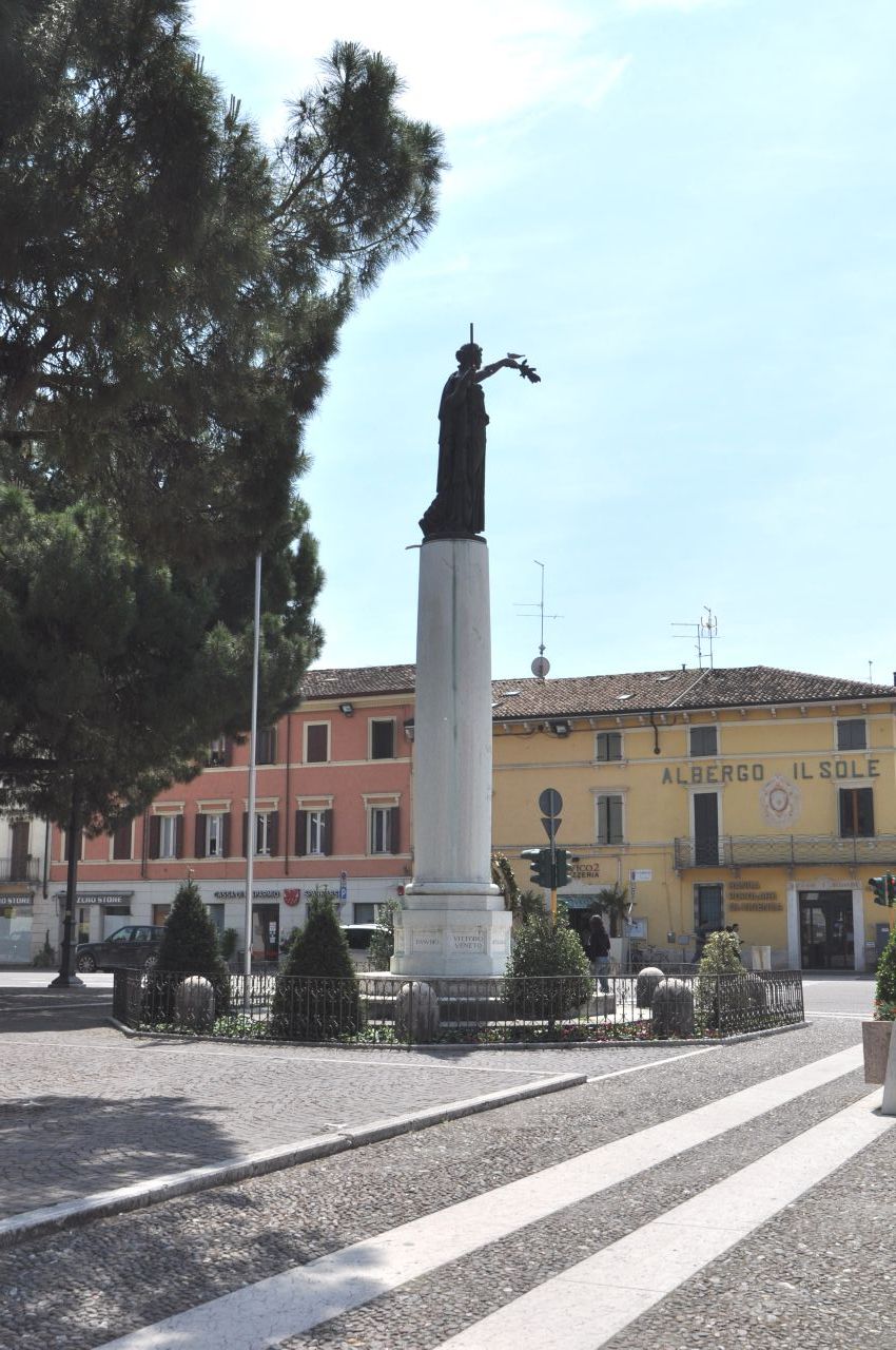 Allegoria della Vittoria come donna vestita all'antica (monumento ai caduti - a colonna, opera isolata) di Girelli Egidio, Fagiuoli Ettore (prima metà sec. XX, sec. XX)