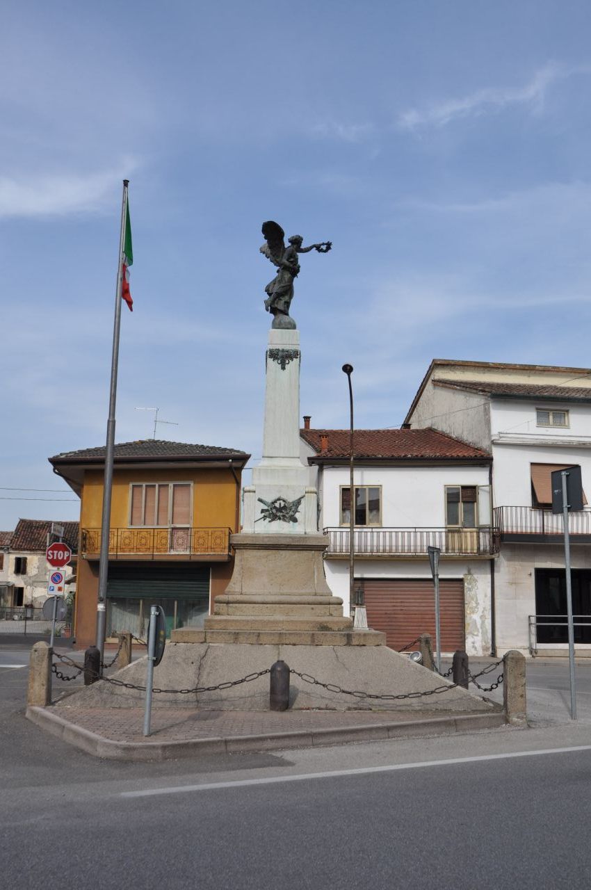 Allegoria della Vittoria come donna vestita all'antica, Allegoria della morte del soldato (monumento ai caduti - a cippo, opera isolata) di Guizzon Vittorio, Bertolaso Bortolo (attribuito) (prima metà sec. XX, sec. XX)