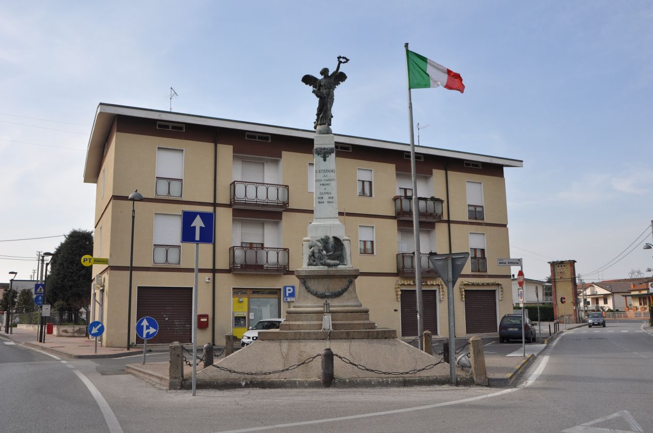 Allegoria della Vittoria come donna vestita all'antica, Allegoria della morte del soldato (monumento ai caduti - a cippo, opera isolata) di Guizzon Vittorio, Bertolaso Bortolo (attribuito) (prima metà sec. XX, sec. XX)