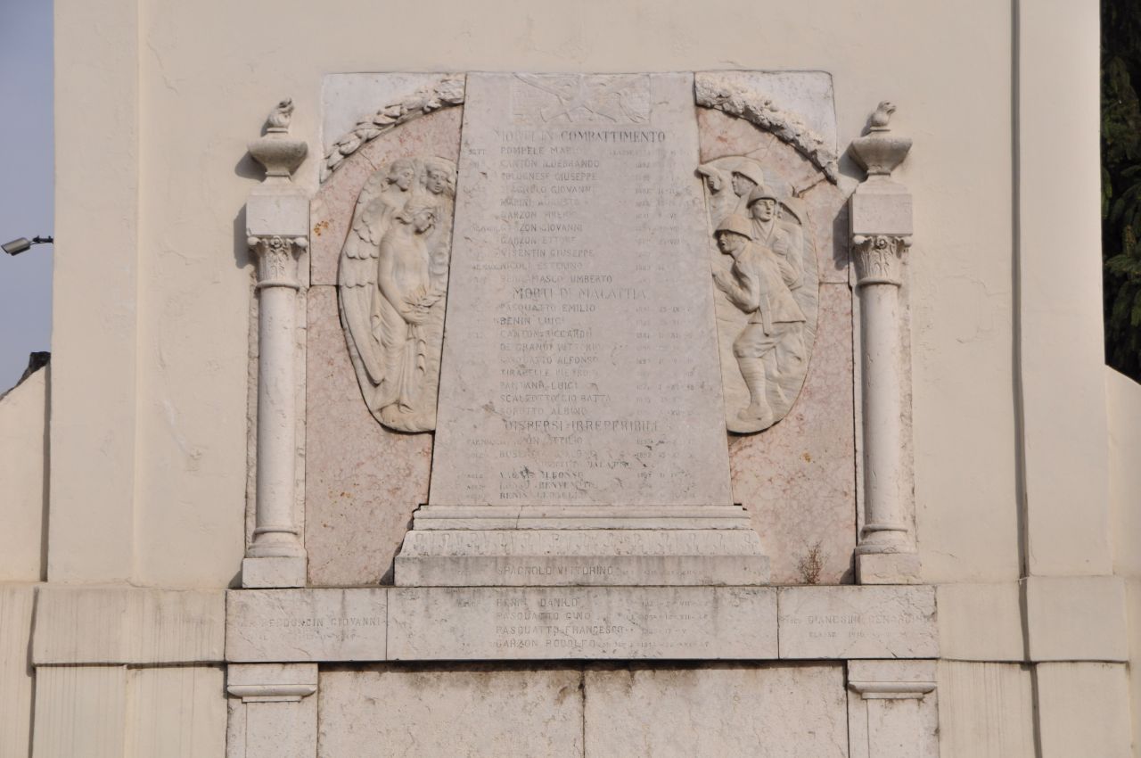 Figure di soldati in combattimento, Angeli (monumento ai caduti - a lapide, opera isolata) - ambito italiano (prima metà sec. XX, sec. XX)