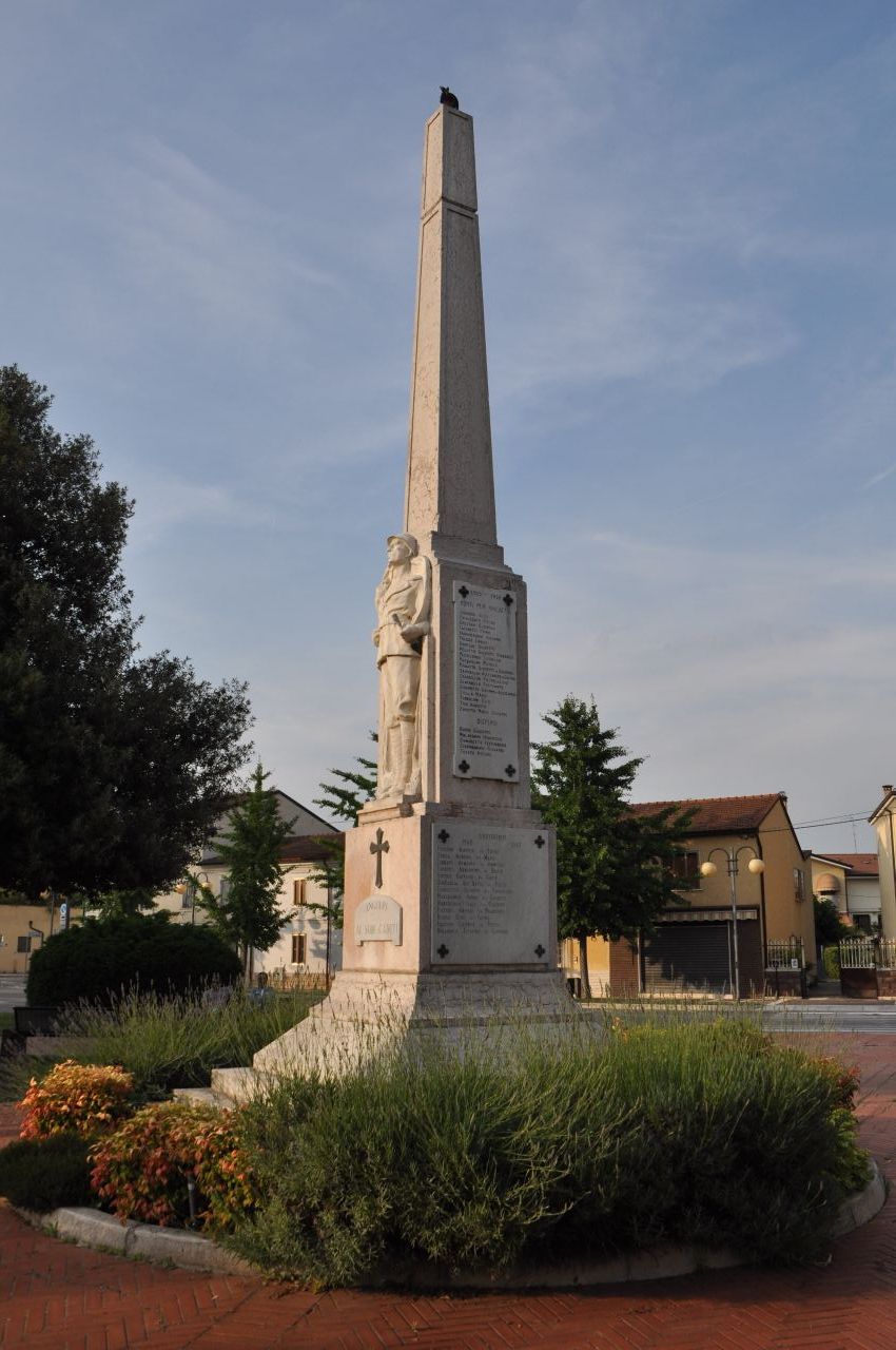 figura di soldato con allegoria della Vittoria (monumento ai caduti - ad obelisco, opera isolata) di Prati Eugenio, Zago Egisto (primo quarto sec. XX, sec. XX)