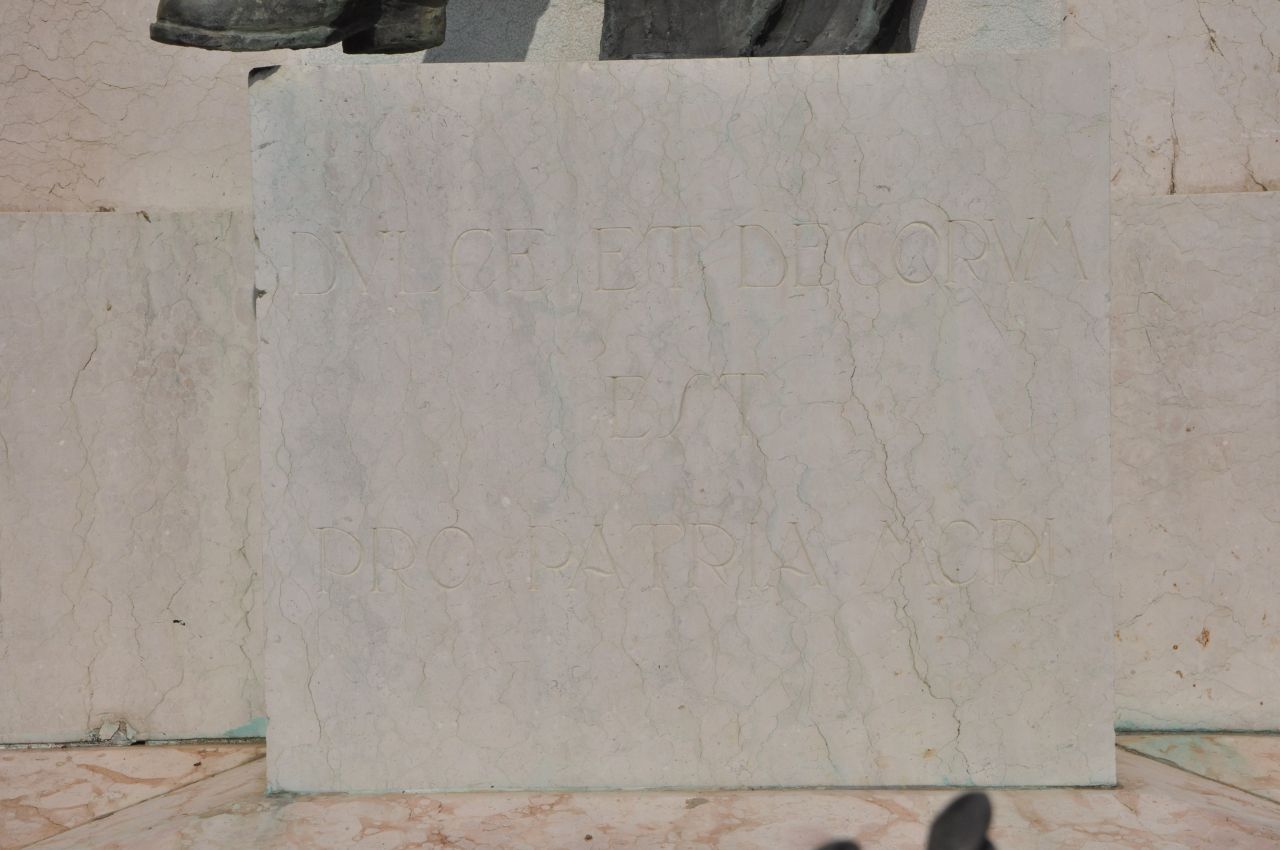 allegoria della morte del soldato (monumento ai caduti - ad ara, opera isolata) di Banterle Ruperto (prima metà sec. XX)
