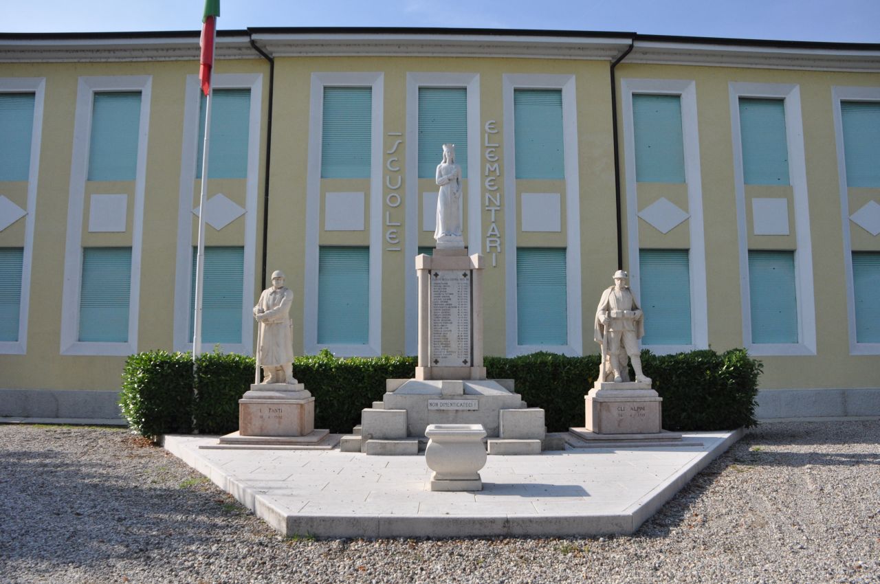 Allegoria della Patria (monumento ai caduti - a cippo, opera isolata) di Zago Egisto (prima metà sec. XX, sec. XX)