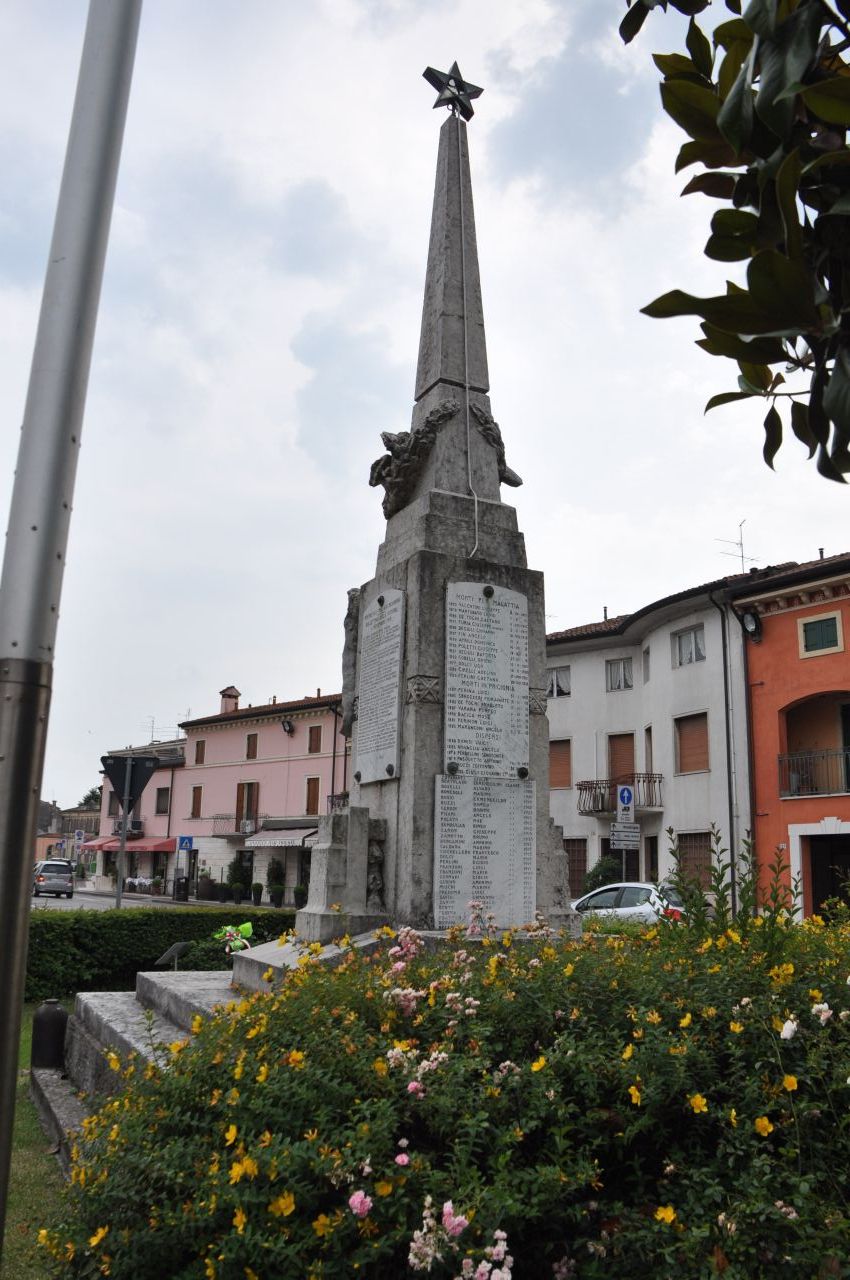 Allegoria della Vittoria come aquila, Allegoria della morte del soldato (monumento ai caduti - ad obelisco, opera isolata) di Recchia Ferruccio (primo quarto sec. XX, sec. XX)