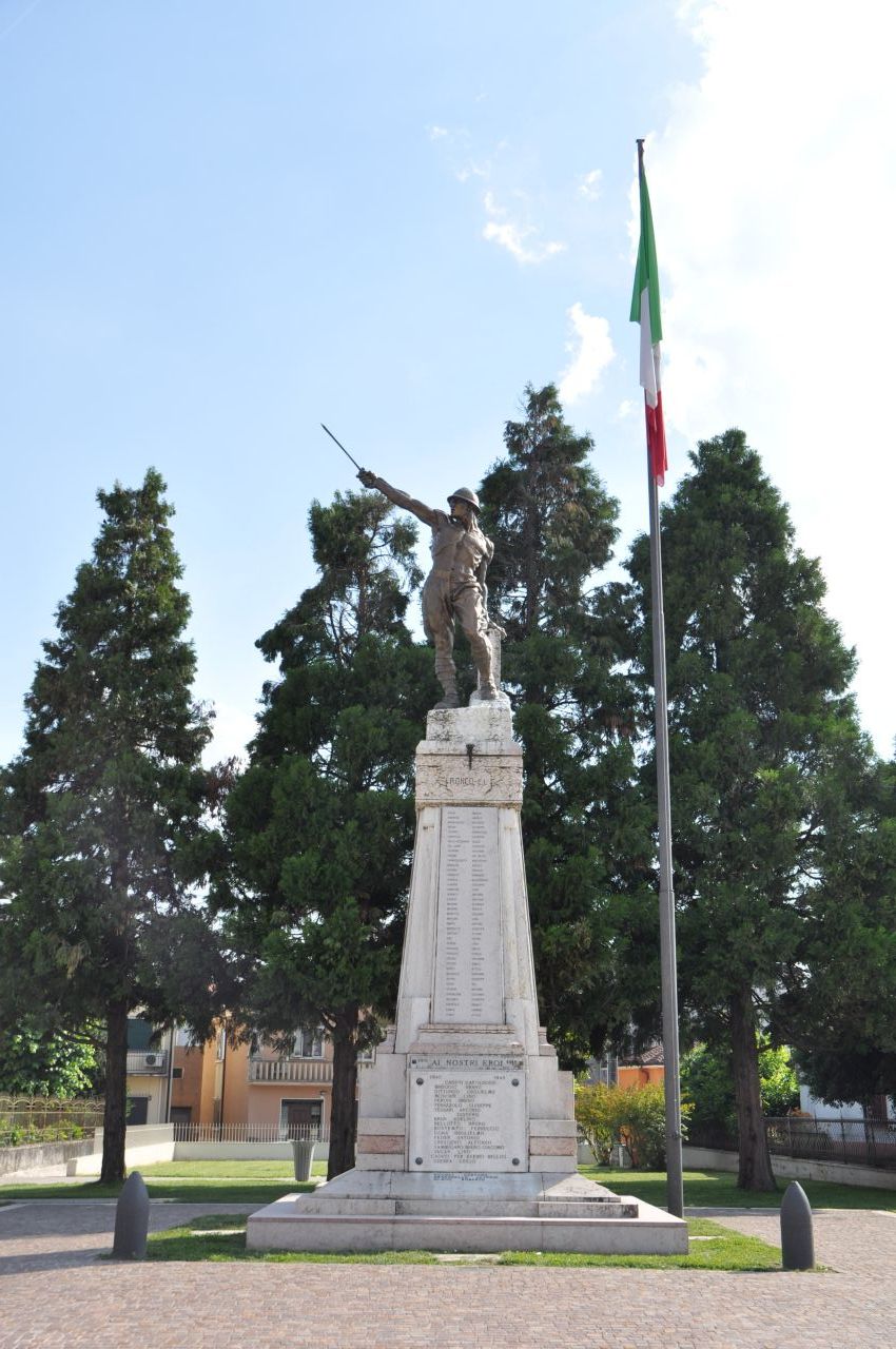 Figura di soldato in combattimento (monumento ai caduti - a cippo, opera isolata) di Pegrassi Agostino (prima metà sec. XX, sec. XX)