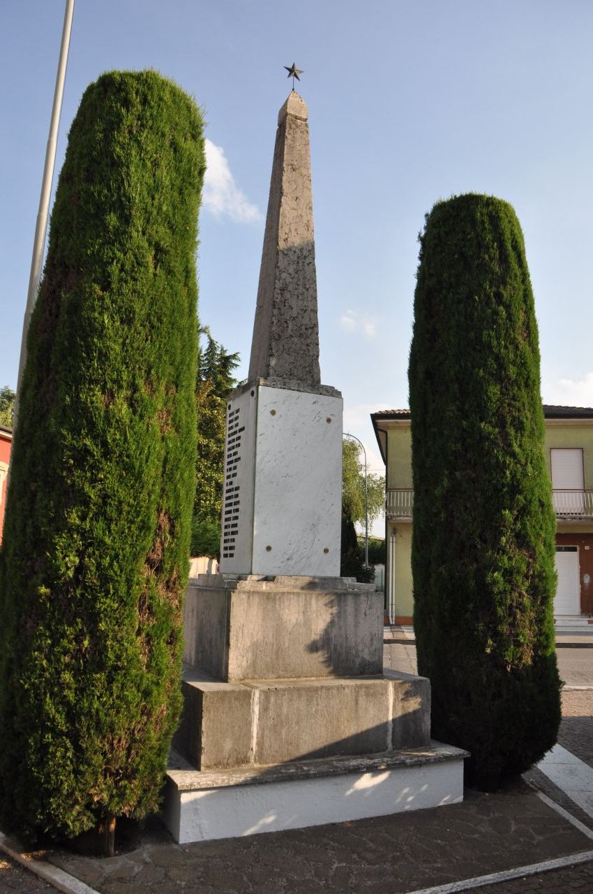 Figura di soldato in combattimento (monumento ai caduti - ad obelisco, opera isolata) di Zago Egisto (prima metà sec. XX, sec. XX)