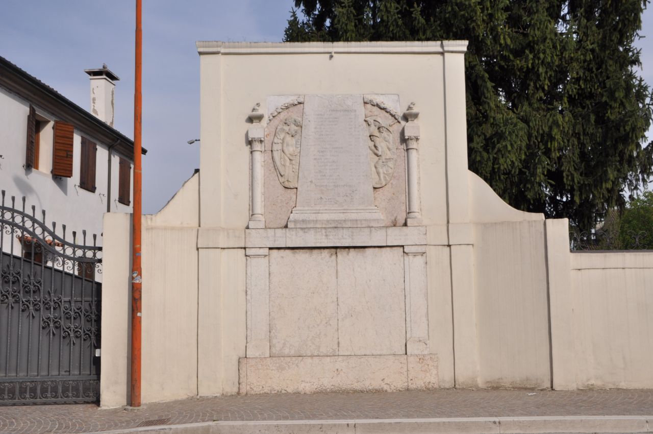 Figure di soldati in combattimento, Angeli (monumento ai caduti - a lapide, opera isolata) - ambito italiano (prima metà sec. XX, sec. XX)