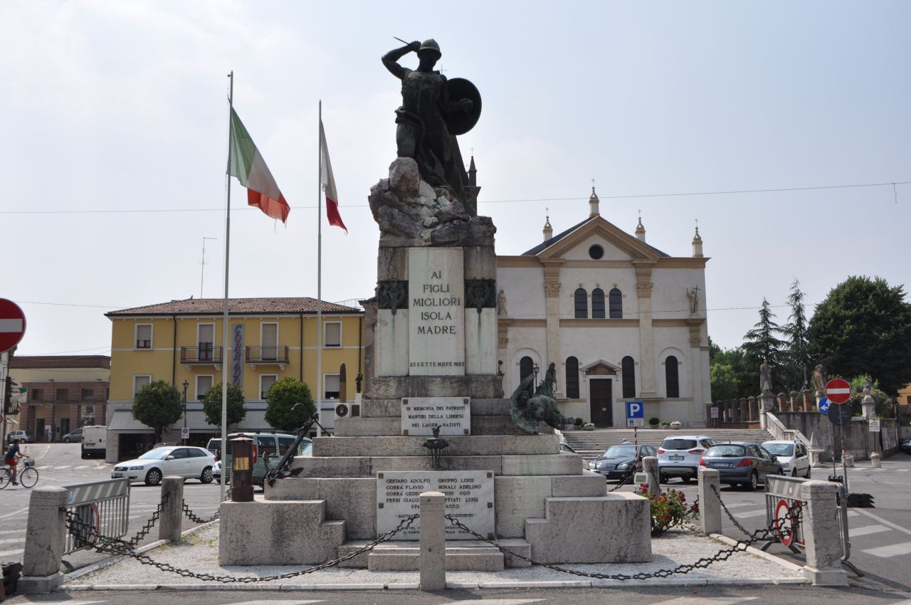 Allegoria della Vittoria come soldato in combattimento (monumento ai caduti - a cippo, opera isolata) di Prati Eugenio, Zago Egisto (primo quarto sec. XX, sec. XX)