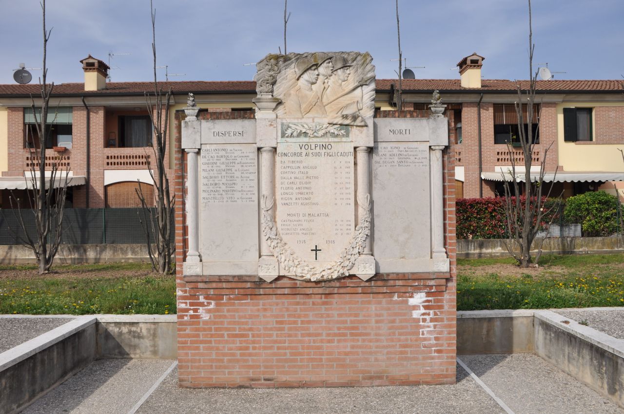 Figure di soldati in combattimento (lapide commemorativa ai caduti, opera isolata) di Recchia Ferruccio (prima metà sec. XX, sec. XX)