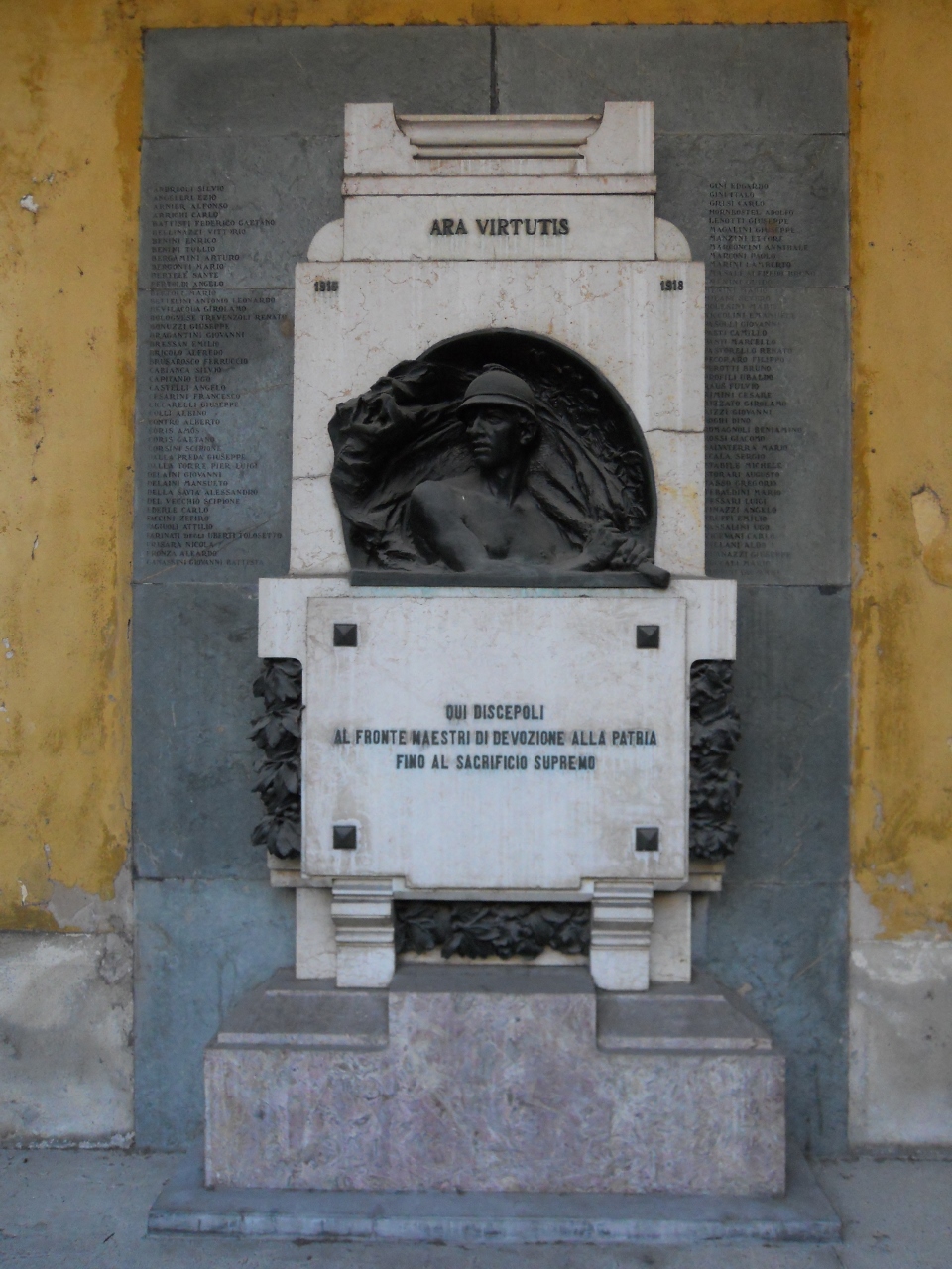 figura di soldato che porta la bandiera (monumento ai caduti - a lapide) di Spazzi Carlo (sec. XX)