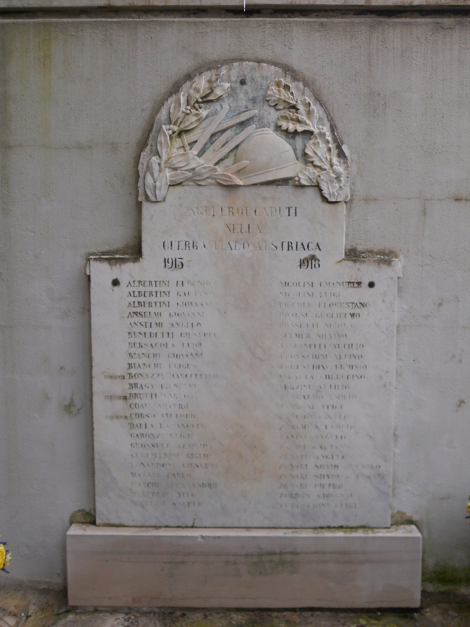 elmetto con spade, fascio d'alloro e di quercia (lapide commemorativa ai caduti) di Pegrassi Salesio, Annichini (sec. XX)