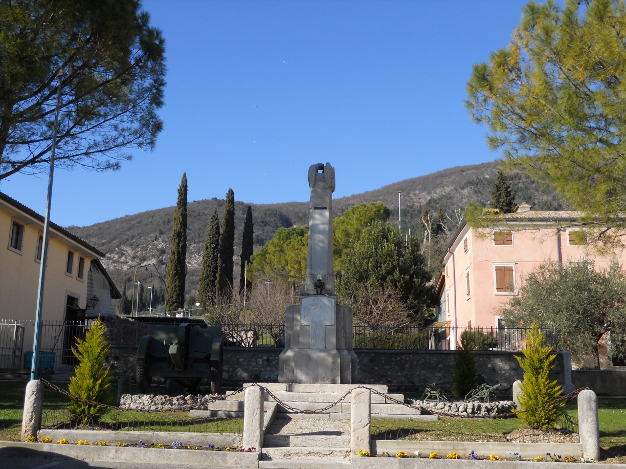 allegoria della Patria che consola la madre e la vedova, allegoria della Vittoria come aquila (monumento ai caduti - ad obelisco) di Nordio Giulio (sec. XX)