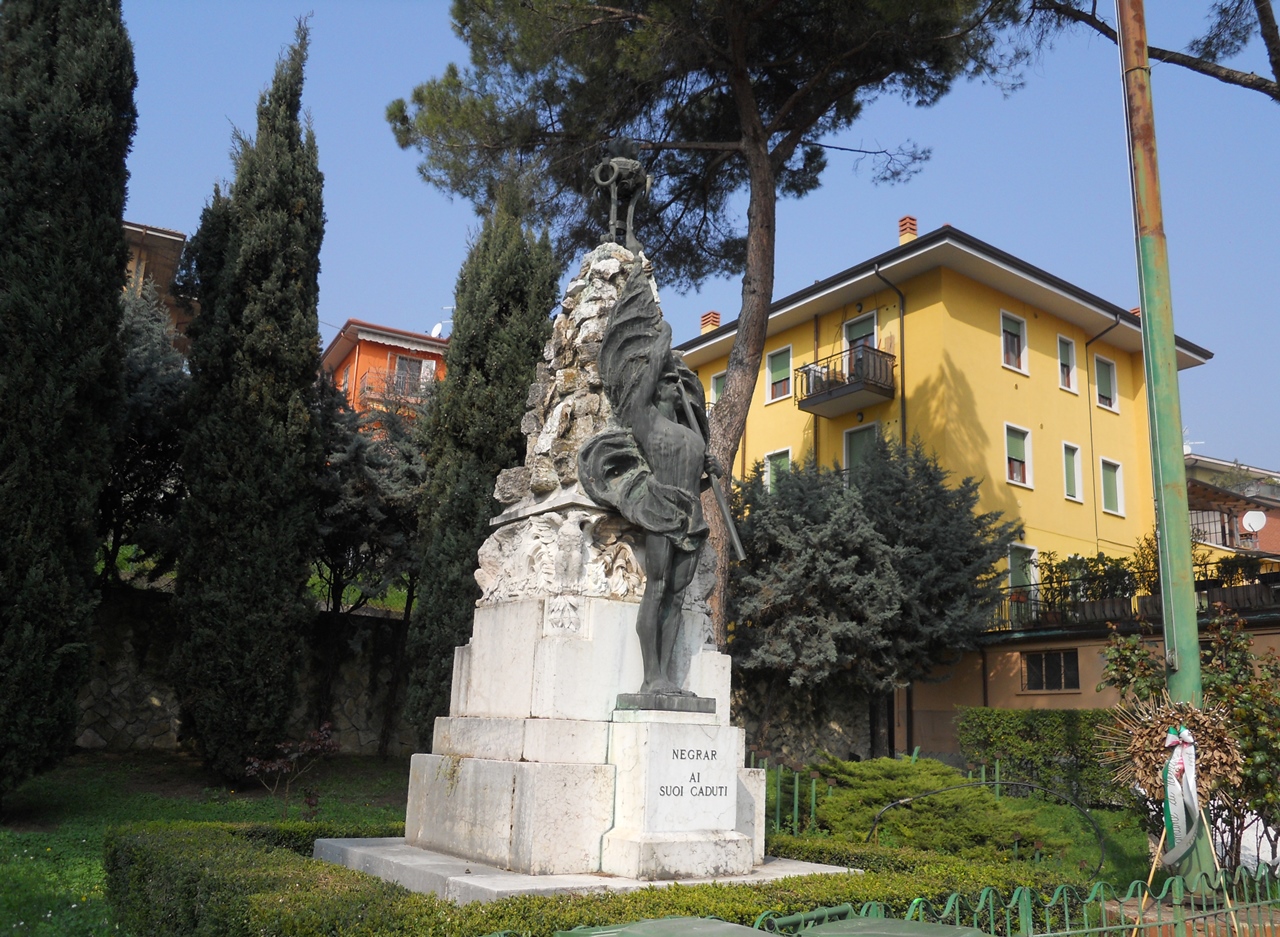figura di soldato che porta la bandiera (monumento ai caduti - ad obelisco) di Fedrigo Gino (sec. XX)