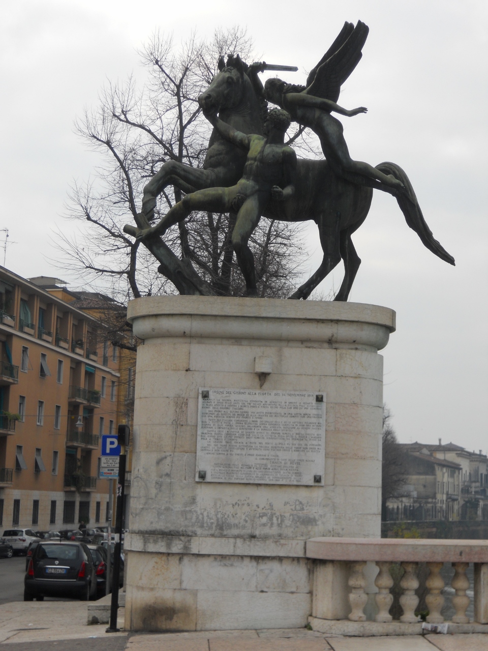 allegoria del soldato come eroe antico con allegoria della Vittoria (monumento ai caduti) di Salazzari Mario (sec. XX)