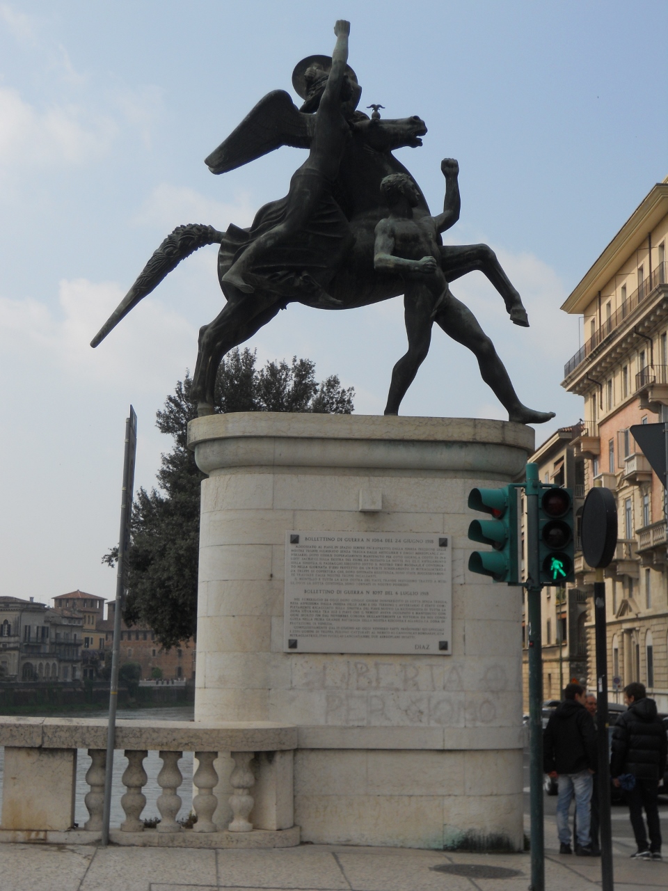 allegoria del soldato come eroe antico con allegoria della Vittoria (monumento ai caduti) di Biancini Angelo (sec. XX)