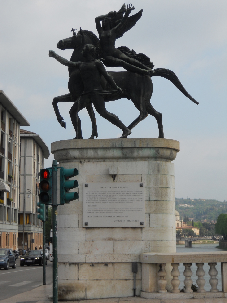 allegoria del soldato come eroe antico con allegoria della Vittoria (monumento ai caduti) di Biancini Angelo (sec. XX)