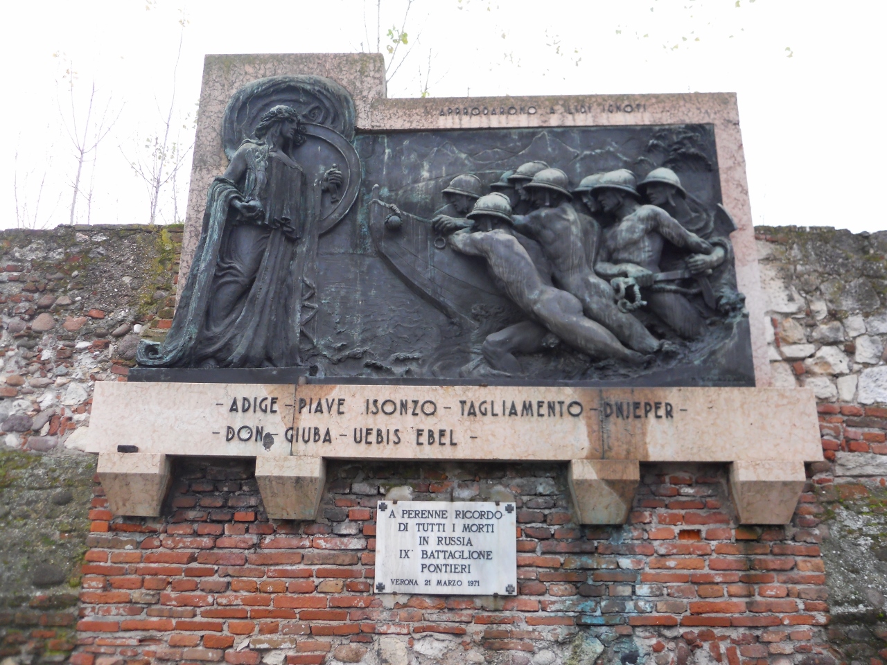 allegoria della Patria con allegoria della Vittoria e la figura del Pontiere (monumento ai caduti - a lapide) di Salazzari Mario (sec. XX)