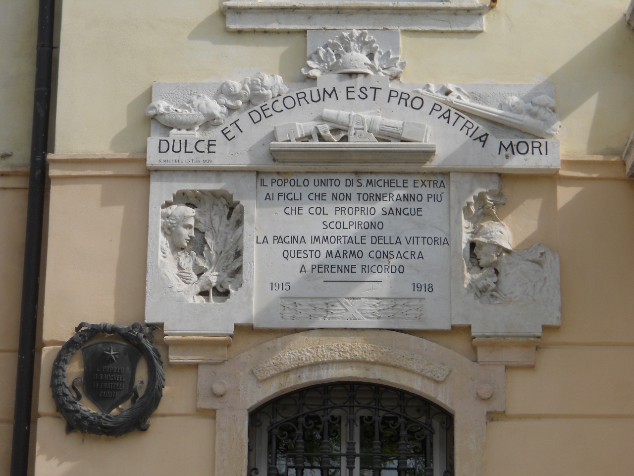 allegoria della Patria con figura di soldato (monumento ai caduti - a lapide) di Pegrassi Salesio (sec. XX)