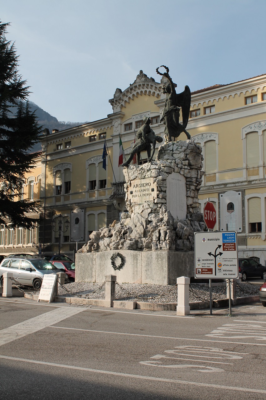 allegoria della Vittoria che incorona un soldato morente sostenuto da un compagno (monumento ai caduti - a cippo) di Caldana Egisto, Fonderia artistica Battaglia, Pogliani e Frigerio (sec. XX)