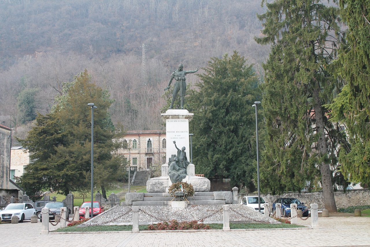 figura di soldato come eroe antico che protegge una madre col figlio, allegoria del Lavoro (monumento ai caduti - a cippo) di Pozza Ugo (sec. XX)