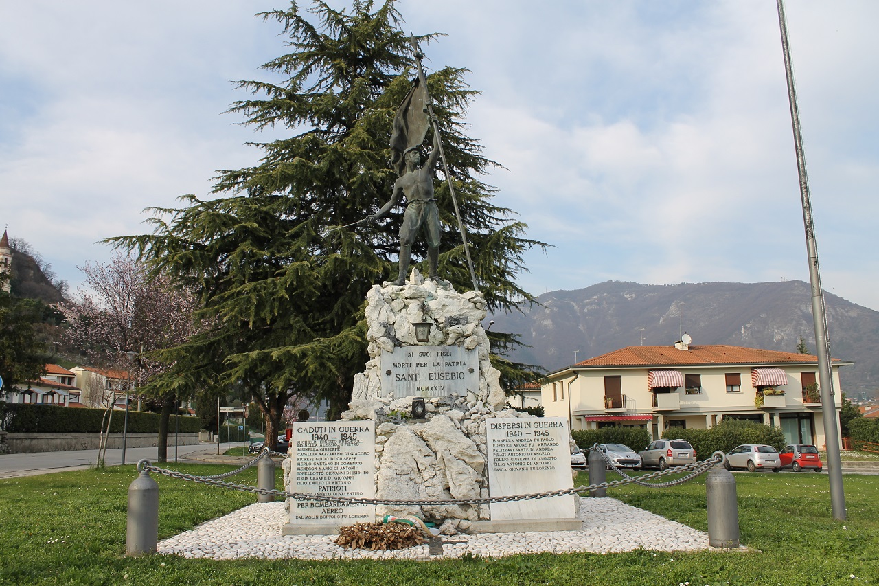 figura di soldato che porta la bandiera (monumento ai caduti - a cippo) di Caldana Egisto (sec. XX)