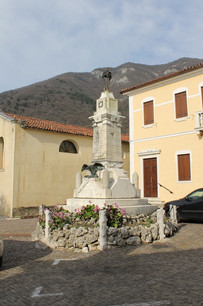 allegoria della Vittoria come aquila (monumento ai caduti - a cippo) di Longo Andrea (sec. XX)