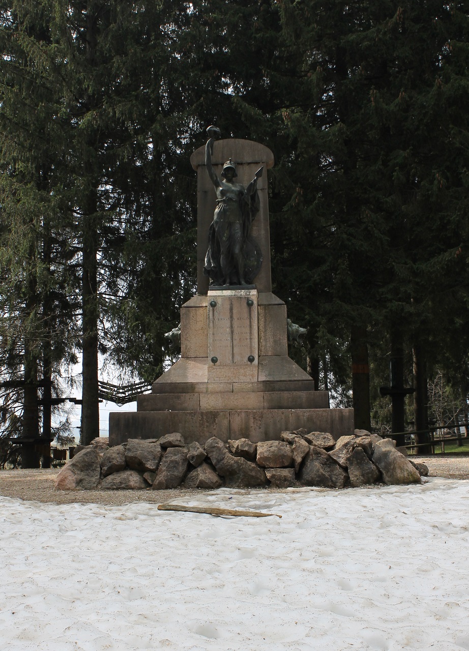 allegoria della Vittoria come donna armata (monumento ai caduti - a cippo) di Sindoni Turillo (sec. XX)