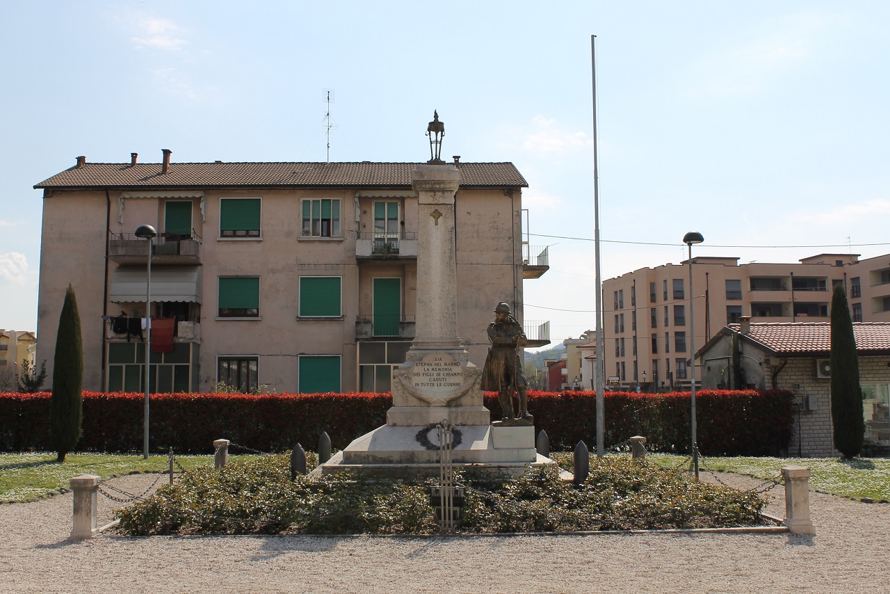 figura di soldato: fante (monumento ai caduti) di Pozza Ugo, Ditta Zamonato (sec. XX)