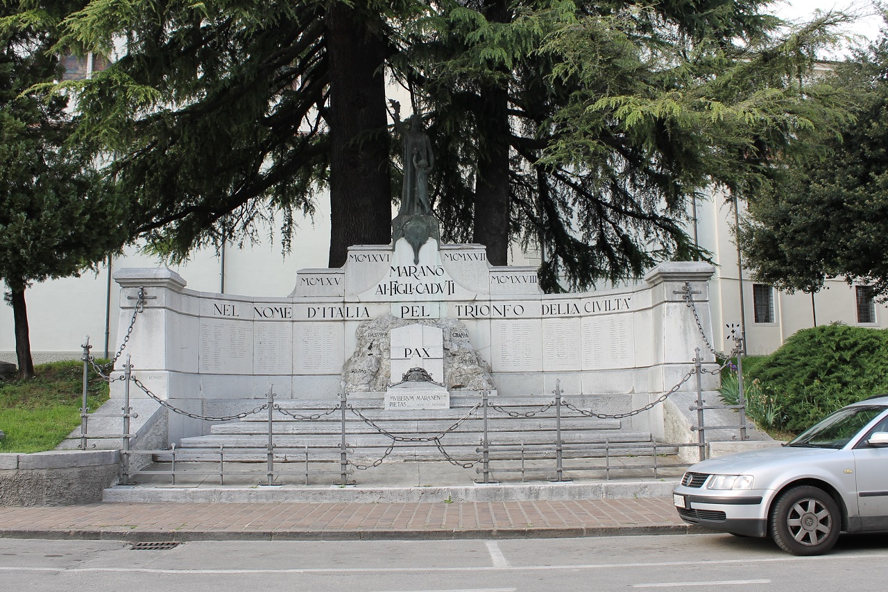 allegoria della cittadina di Marano come madre che sparge fiori per i caduti (monumento ai caduti - ad emiciclo) di Bonato Vincenzo, Caldana Egisto (sec. XX)