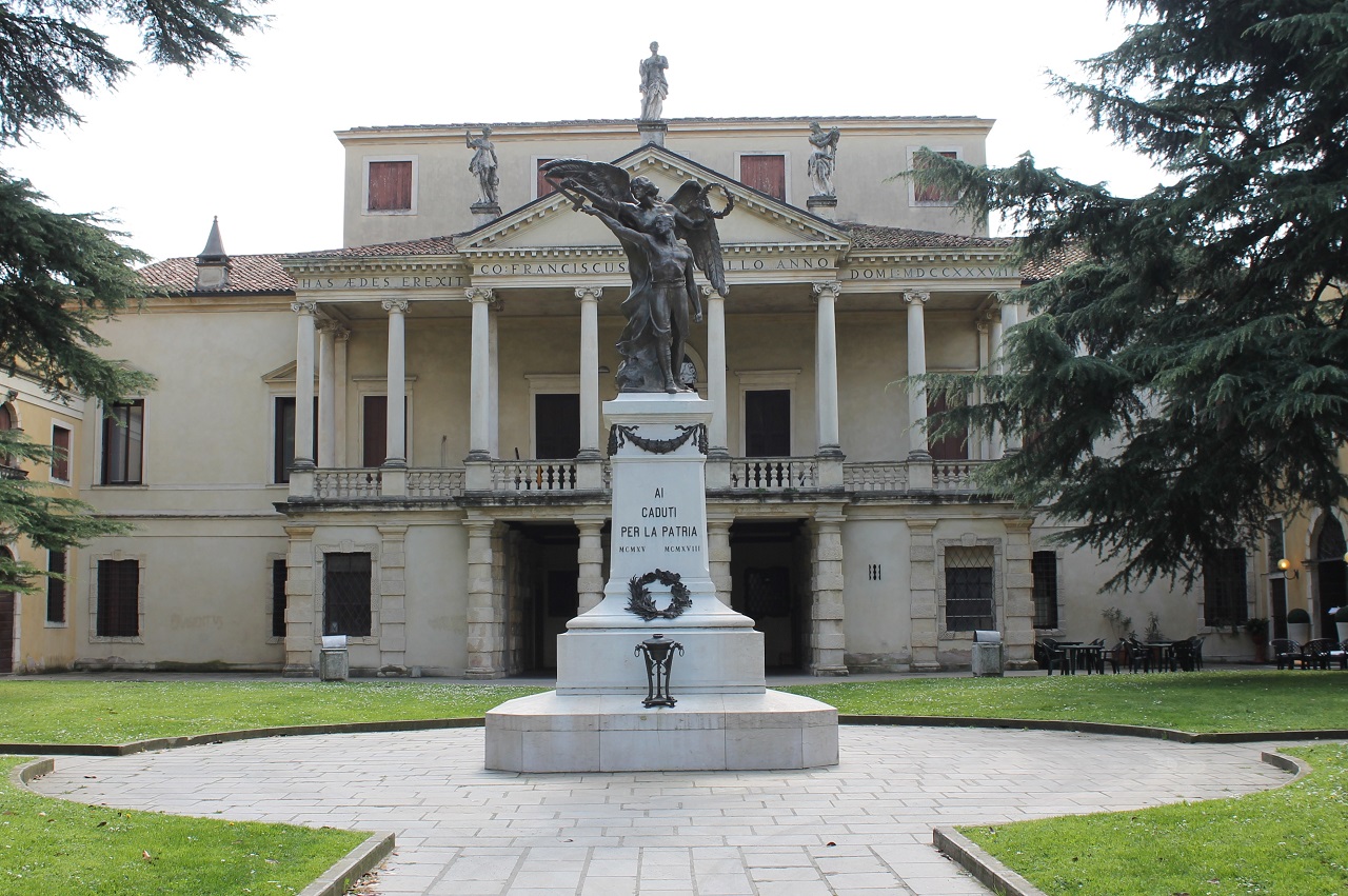 allegoria della Vittoria che incorona un soldato e indica la via (monumento ai caduti - a cippo) di Caldana Egisto, Fonderia artistica Battaglia, Pogliani e Frigerio (sec. XX)