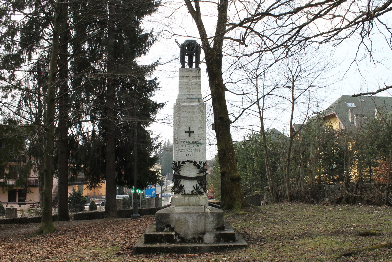 figure di angeli che innalzano la corona della Vittoria (monumento ai caduti - a cippo) - ambito italiano (sec. XX)