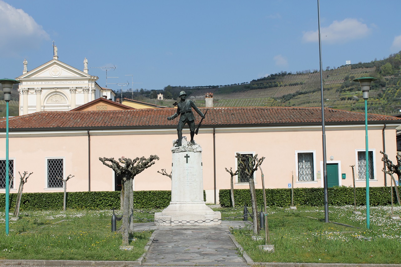 figura di soldato in combattimento (monumento ai caduti - a cippo) di Caldana Egisto (sec. XX)