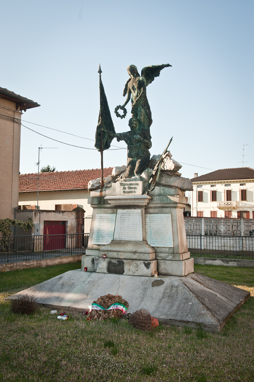 allegoria della Vittoria che incorona un soldato (monumento ai caduti - a cippo) - ambito piemontese (primo quarto sec. XX)