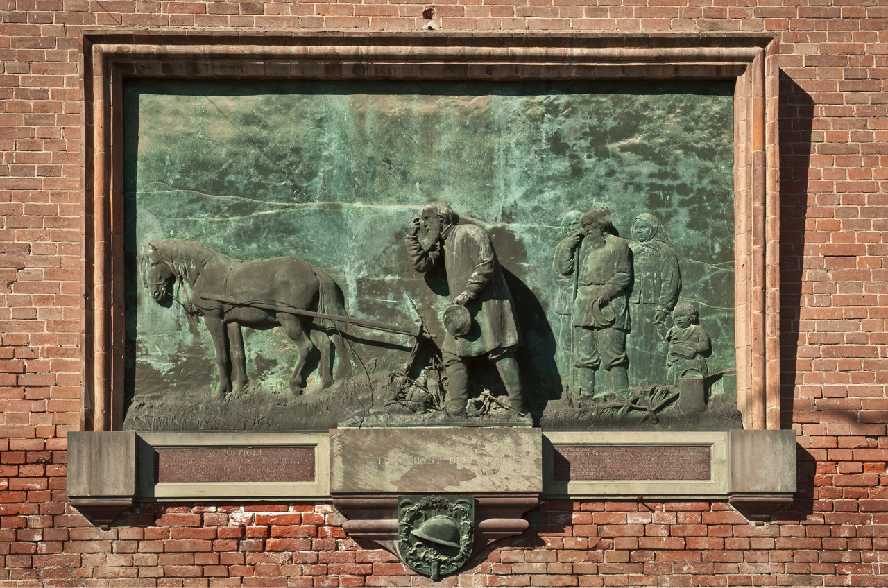 Pax post bellum, allegoria della Pace (lapide commemorativa ai caduti) di Canonica Pietro (primo quarto sec. XX)