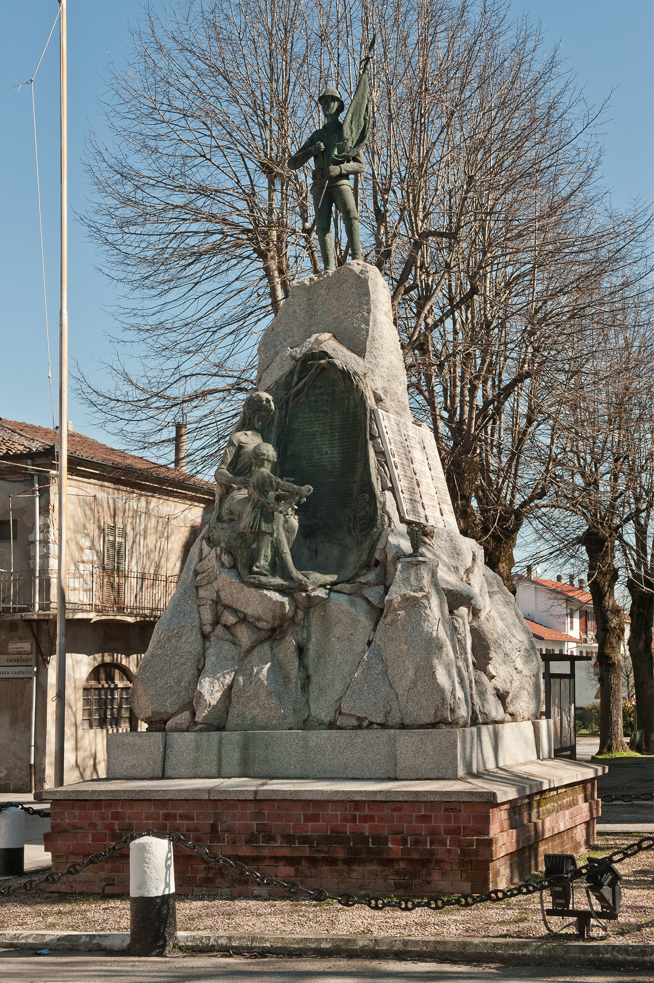 figura di soldato che porta la bandiera (monumento ai caduti) di Campese, Nino (primo quarto sec. XX)