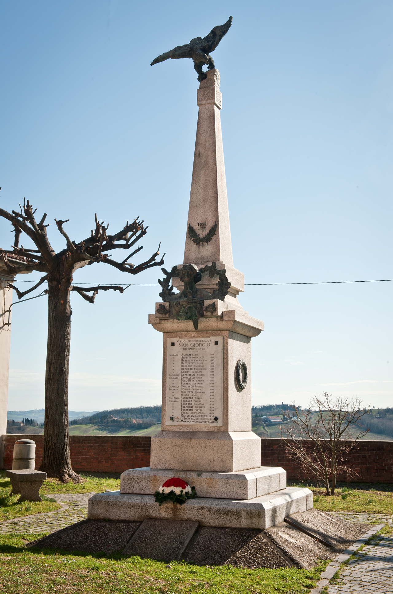 allegoria della Vittoria come aquila, allegoria della Patria (monumento ai caduti - ad obelisco) di Campese, Nino (primo quarto sec. XX)