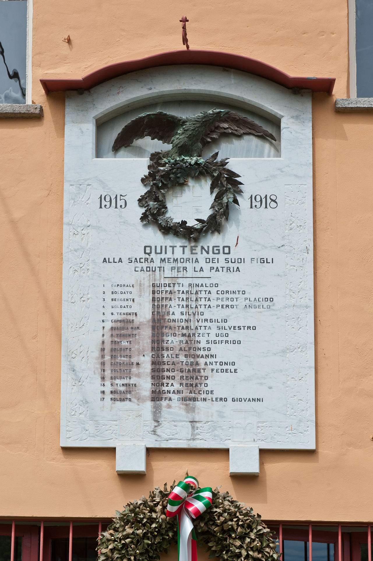 allegoria della Vittoria come aquila, stemma reale sabaudo, stemma del comune di Trento, stemma del comune di Trieste (lapide commemorativa ai caduti) - ambito piemontese (primo quarto sec. XX)