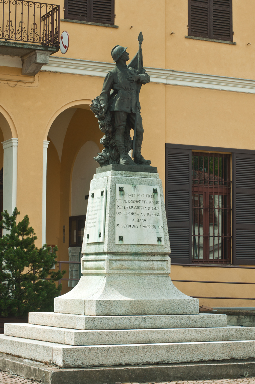 figura di soldato che porta la bandiera (monumento ai caduti) di Porzio Francesco (primo quarto sec. XX)