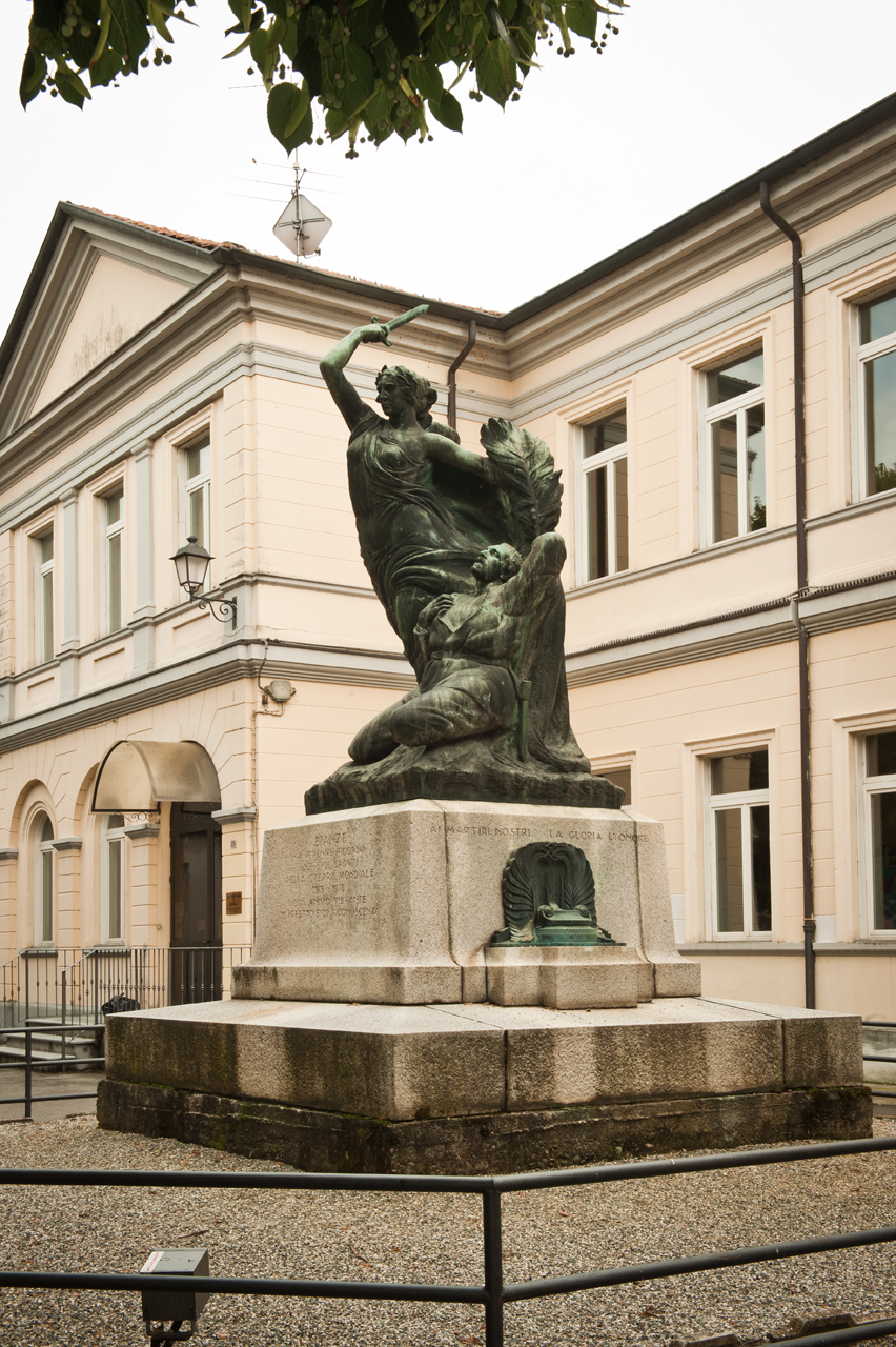 allegoria del sacrificio del soldato per la Patria (monumento ai caduti) di Musso Emilio (prima metà sec. XX)