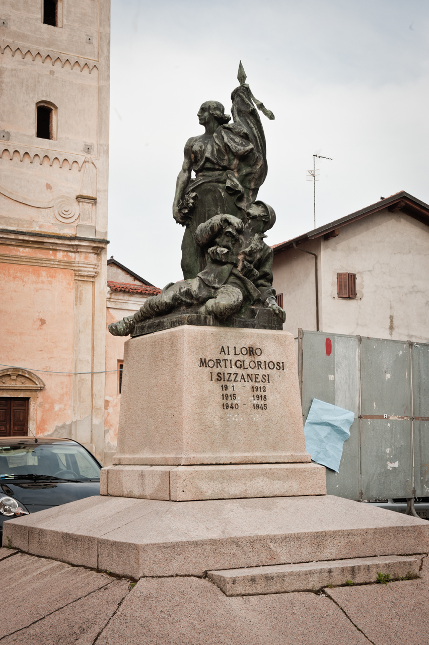 allegoria della Vittoria con un soldato morente (monumento ai caduti - a cippo) di Gartmann, Attilio, Battaglia & C. Ditta (primo quarto, metà sec. XX, sec. XX)